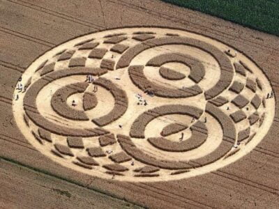 Таинственные круги на поле в Баварии привлекают тысячи посетителей 24 06181340