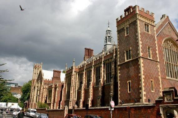 В здании Lincoln's Inn гуляют призраки жестоко казненных людей и огромной птицы-убийцы 18 52402052