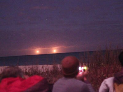 Во Флориде очевидцы засняли НЛО, парящие над горизонтом (видео) 22 Vo Floride ochevidtsy zasnyali NLO paryashhie nad gorizontom