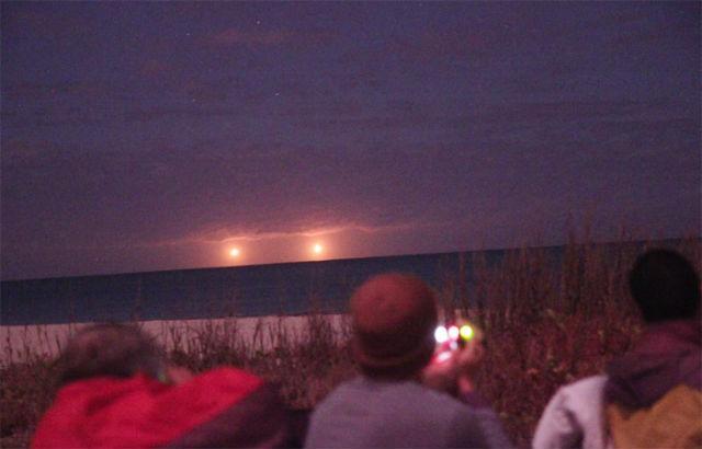 Vo Floride ochevidtsy zasnyali NLO paryashhie nad gorizontom