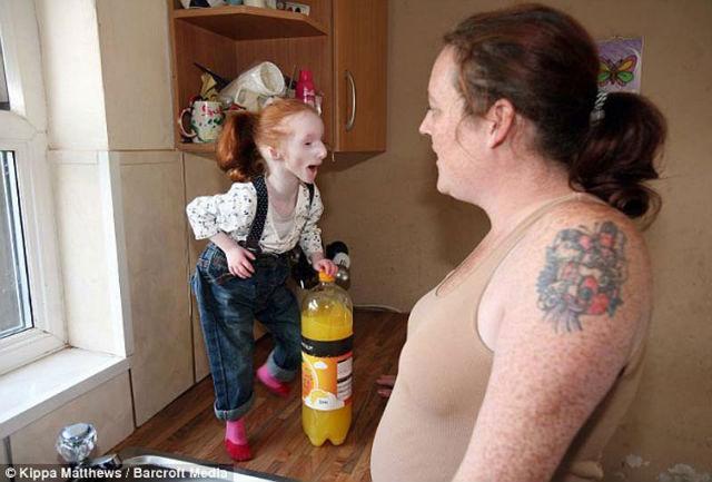 Samaya malenkaya v mire devochka idet v shkolu