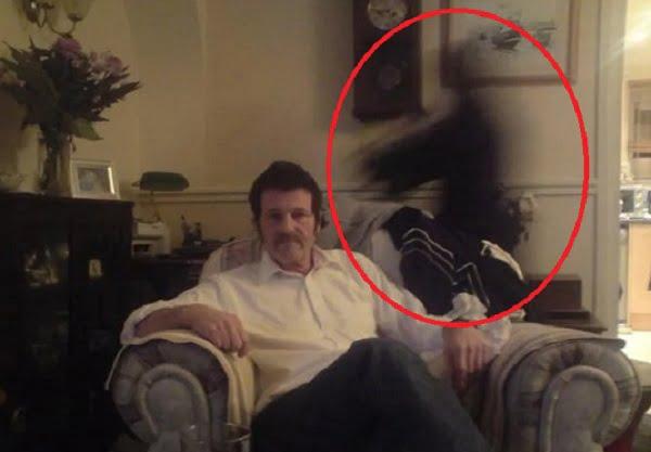 На фото мужчины увидели нечто странное, а через год он скончался от рака 18 50499150