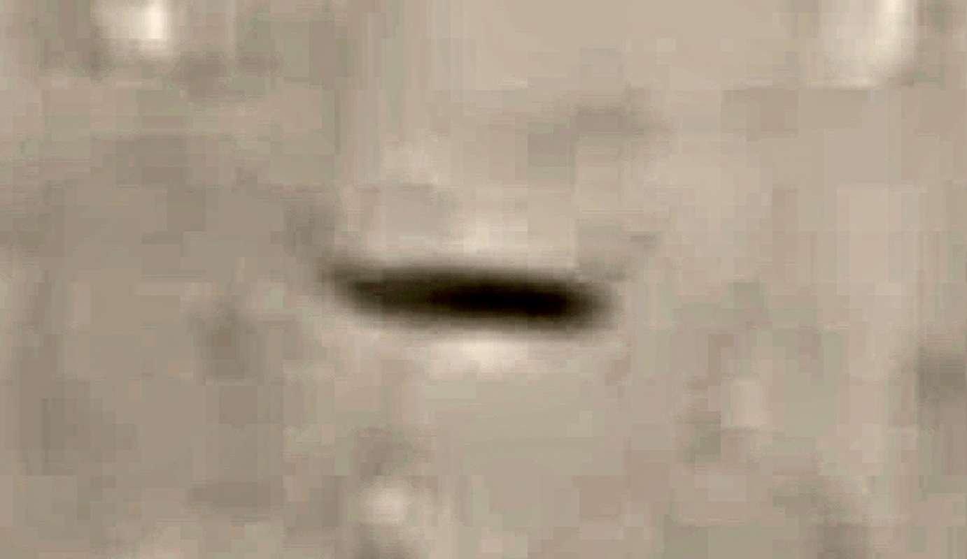 Скотт Уоринг опять заметил «летающую тарелку» на фоне Луны, любопытные кадры 18 6573