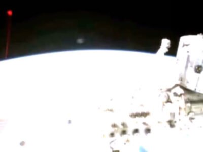 Kamera na MKS zasnyala kak NLO obstrelyalo Zemlyu lazerom