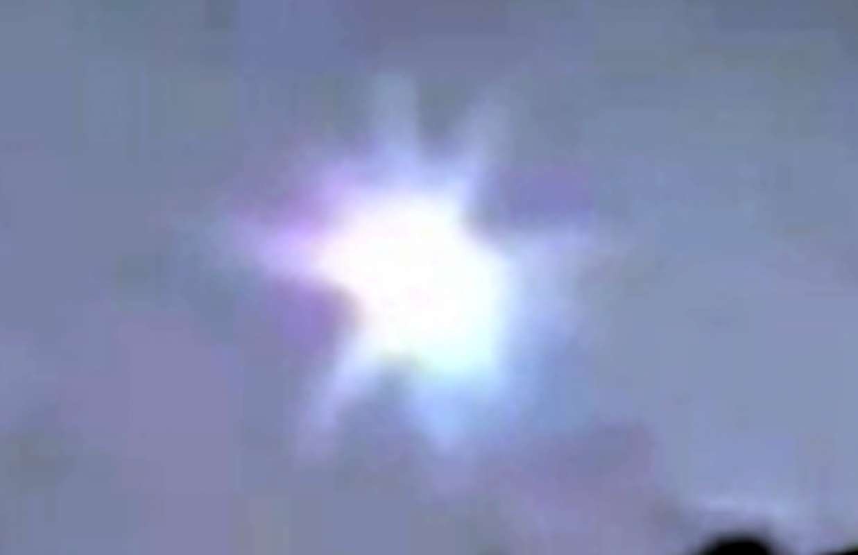 Совершенно невероятное появление НЛО было снято с близкого расстояния в России, эксперты пытаются понять, что это было 18 6584