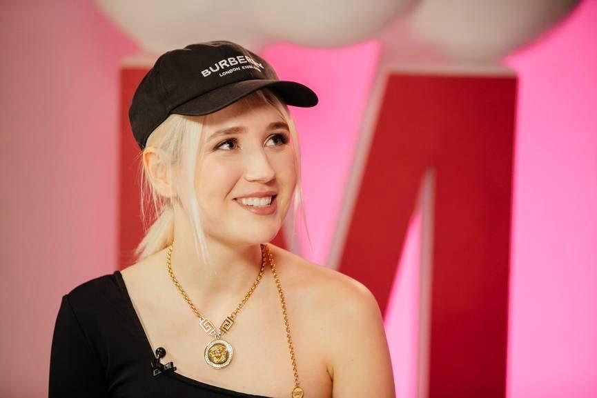 Певица рассказала о встрече с НЛО 18 esrpic 61fcc66dab2611