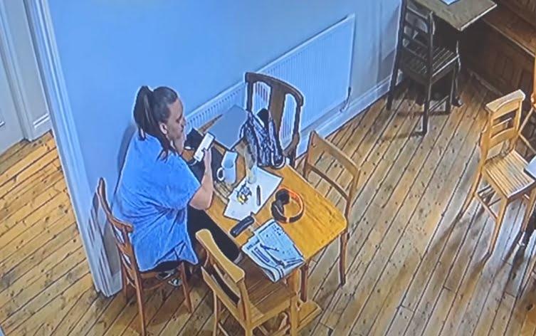 Призрак, двигающий стулья, жутко напугал барменшу (ВИДЕО) 18 esrpic 6156ada96c8401