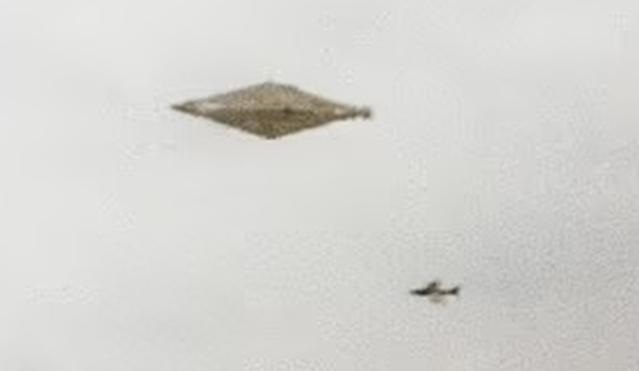 Сенсационное фото НЛО рядом с истребителем, засекреченное 32 года назад, впервые опубликовано 18 64960482