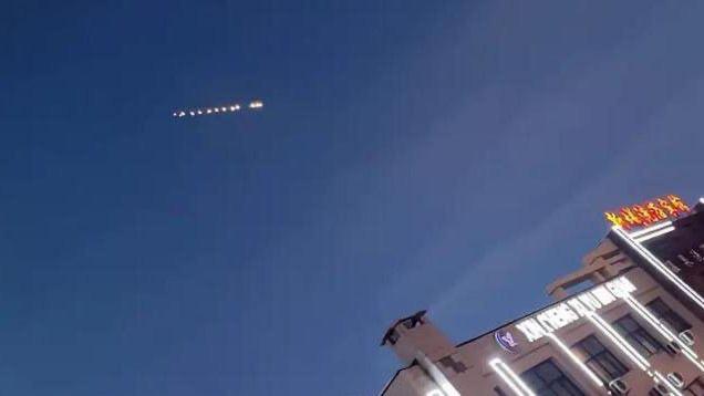 НЛО в виде цепочки огней в небе над Китаем 18 97570412