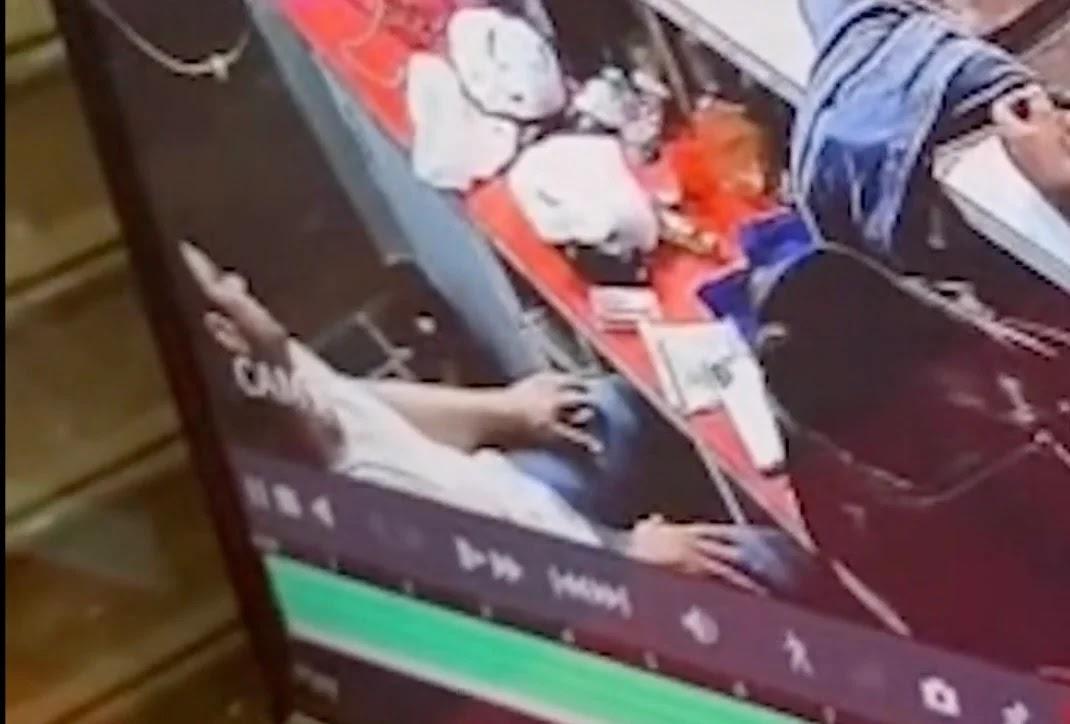 Заснято на камеру: Индийский тренер тренажерного зала внезапно умер от сердечного приступа, сидя на стуле (ВИДЕО) 18 09514412