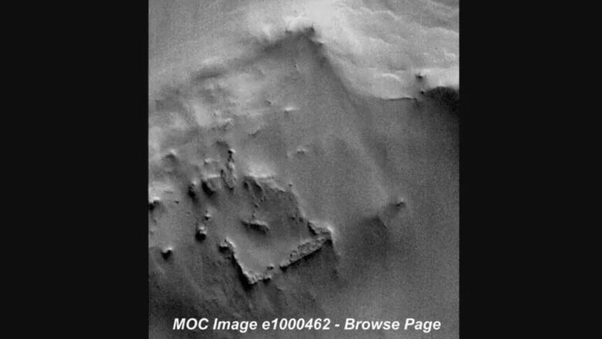 Загадочная квадратная структура на Марсе: что говорят учёные? 18 7757