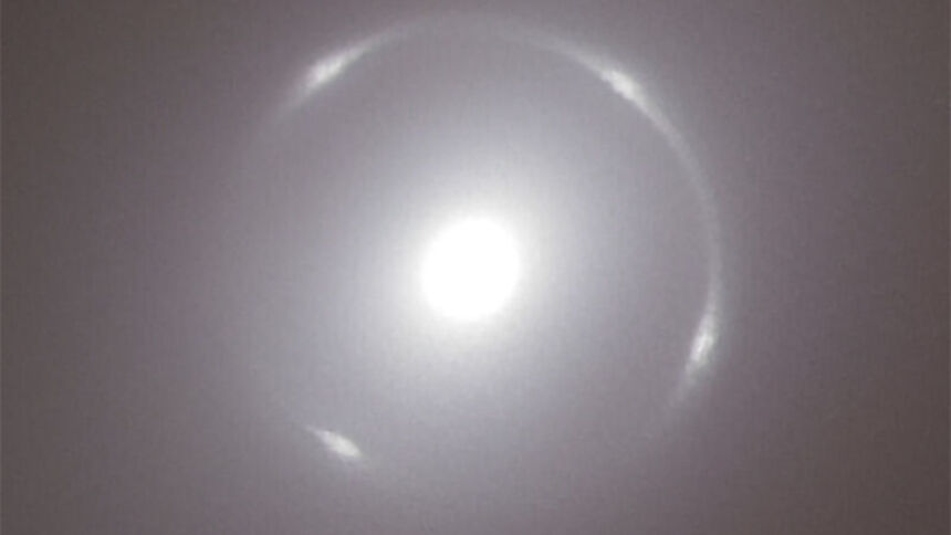 Совершенное кольцо Эйнштейна: редкое космическое явление, поразившее астрономов 18 7773