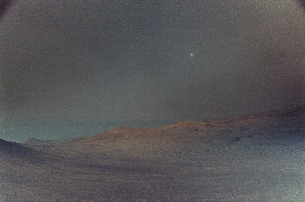 Марсоход Perseverance запечатлел Деймос на фоне предрассветного марсианского неба 18 esrpic 682dfba5b42c01