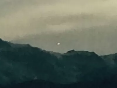 V shtate Kolorado nad goroj Pajks Pik zavis yarkij NLO 640x360 1
